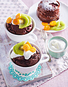 Kokos-Tassenkuchen mit Joghurt und Früchten