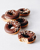 Donuts mit Schokoladenglasur und Zuckerperlen