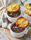 Französische rote Zwiebelsuppe mit Käsebaguette