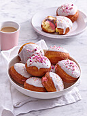 Krapfen mit Puddingfüllung und Zuckerglasur