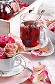 Tee aus Trockenfrüchten und Blüten