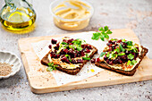 Bread with hummus and beetroot tartar