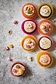 Fairy Cakes dekoriert mit Glasur, Süßigkeiten und Liebesperlen