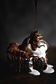 Schokoladen-Brownie mit Eiscreme und geschmolzener Schokolade