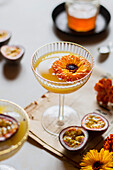 Passionsfrucht-Martini mit essbarer Blume