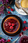 Gedämpfter Sponge Pudding mit Himbeermarmelade und frischen Himbeeren (Großbritannien)