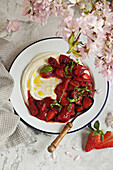 Cremiger Feta-Dip mit gerösteten Erdbeeren aus der Heißluftfritteuse