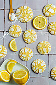 Zitronen-Crinkle-Kekse mit Maismehl