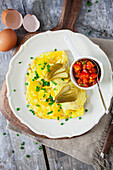 Bauernfrühstück mit Kartoffeln, Ei und Gewürzgurken und Salsa