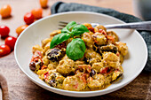 Mediterrane Feta-Gnocchi aus dem Ofen mit Pilzen, Oliven und Tomaten