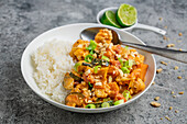 Thai-Curry mit Zucchini, Blumenkohl, Süßkartoffeln und Erdnüssen