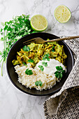 Curry-Wirsing aus dem Ofen mit Reis und Koriander