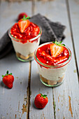 Erdbeer-Tiramisu mit griechischem Joghurt und Sahne