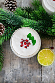 Weißer Weihnachts-Cocktail mit Rum, Limette und Kokosmilch