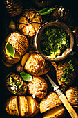 Hasselback-Kartoffel mit Pesto und Knoblauch