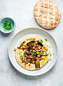 Hummus mit frischen Pilzen und gerösteten Kichererbsen