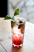 Pinker Cocktail mit Gin und Gurke