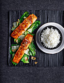 Ingwer-Lachs auf Knoblauch-Pak Choy mit Reis