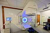 External beam radiotherapy machine