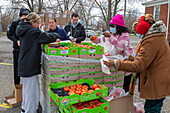 Volunteers distributing food
