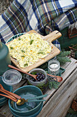 Butter-Board mit Kräutern