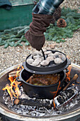 Spareribs und Kartoffeln aus dem Dutchoven vom offenen Feuer
