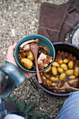 Spareribs and potatoes from the open fire