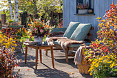 Herbstliche Terrasse mit Blumendekoration