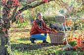 Frau bei Gartenarbeit im Herbst