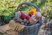 Picknickkorb im Herbstgarten