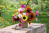 Bouquet of sunflower 'Velvet Queen' (Helianthus), coneflower 'Delicous Nougat' (Echinacea), Cosmea (Cosmos), roses 'Double Delight' (Rosa), foxtail Amaranth (Amaranthus)