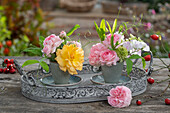 Blumenstrauss aus Rosen, (Rosa), Hagebutten, Vogelbeeren, Purpursonnenhut 'Milkshake' (Echinacea purpurea), Breitblättrige Platterbse (Lathyrus latifolius)