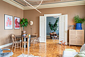 Living room with parquet floor, double doors and brown walls