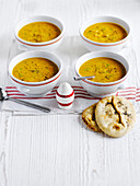 Geröstete Butternusskürbissuppe mit Naan (Indien)