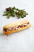 Baguette mit Truthahnfüllung, Wurst und Cranberries