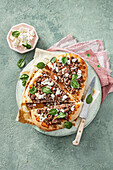 Lamm-Pizza mit Feta und Spinat