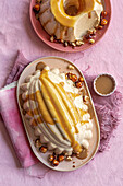 Bayrisch-Creme-Pudding mit karamellisierten Haselnüssen und Salzkaramell
