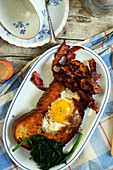 Fried eggs, bacon and spinach brunch recipe