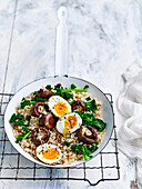 Braune Reispfanne mit braunem Reis, Pilzen und Ei