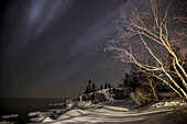 Nachthimmel mit Sternen und Lake Superior im Winter; Grand Portage, Minnesota, Vereinigte Staaten Von Amerika