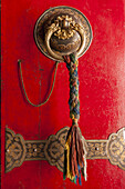 Tür in einem Tempel der Panchen Lamas, Tashilhunpo-Kloster, Tibetische Freundschaftsstraße; Xigaze, Tibet, China