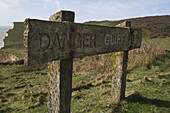 Hölzernes Schild "Danger Cliff Edge", Seven Sisters; South Downs, East Sussex, England