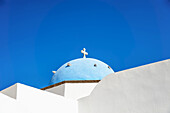 Kirche mit blauem Kuppeldach; Megalochori, Santorini, Griechenland