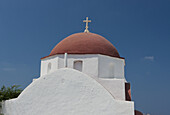 Eine rote Kuppelkirche; Mykonos-Stadt, Mykonos, Kykladen, Griechische Inseln, Griechenland