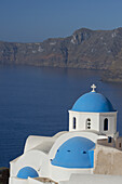 Eine blaue Kuppelkirche; Oia, Santorini, Kykladen, Griechische Inseln, Griechenland