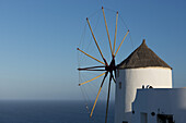 Eine alte Windmühle mit Blick auf das Meer; Oia, Santorin, Kykladen, Griechische Inseln, Griechenland