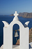 Ein Kirchenglockenturm mit Blick auf die Caldera; Oia, Santorini, Kykladen, Griechische Inseln, Griechenland