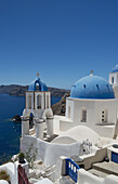 Blaue Kuppelkirchen auf einer Klippe mit Blick auf die Caldera; Oia, Santorin, Kykladen, Griechische Inseln, Griechenland