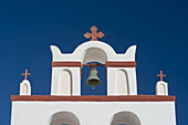 Ein rot und weiß gestrichener Glockenturm auf einer Kirche; Oia, Santorini, Kykladen, Griechische Inseln, Griechenland