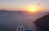 Die blaue griechisch-orthodoxe Kirche mit Blick auf die Caldera bei Sonnenuntergang; Firostefani, Santorin, Kykladen, Griechische Inseln, Griechenland
